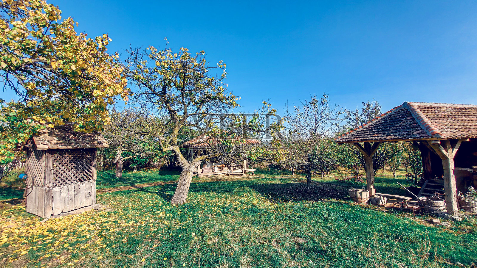 阳光明媚的塞尔维亚民族村庄。照片摄影图片