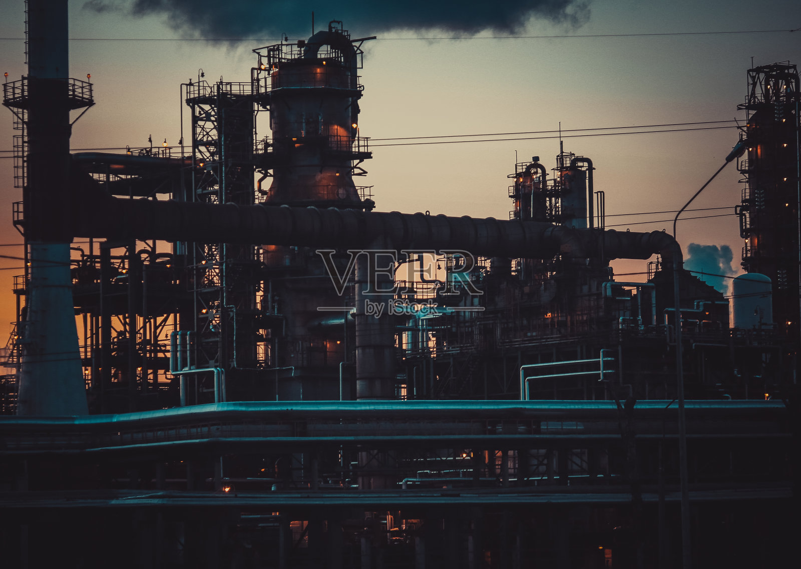 旧的木制手工玩具放在桌子上照片摄影图片