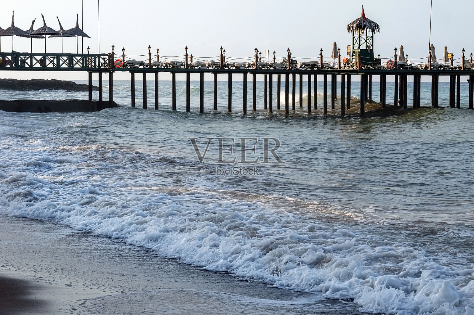 阳光明媚的夏日，大海和码头的全景。地中海。Alanya。旅行。休闲。旅游业。美丽的海洋背景与复制空间。照片摄影图片