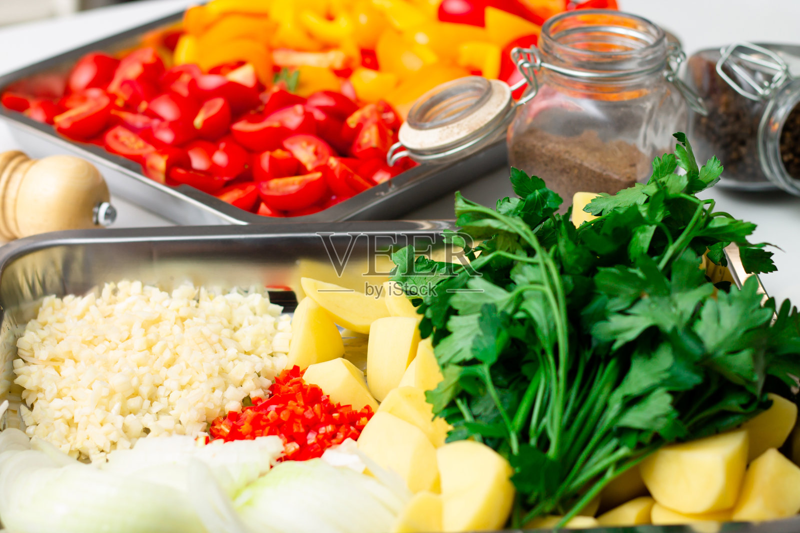 东方蔬菜炖菜的碎料。红辣椒，土豆，洋葱，西红柿，大蒜，辣椒，香料。照片摄影图片