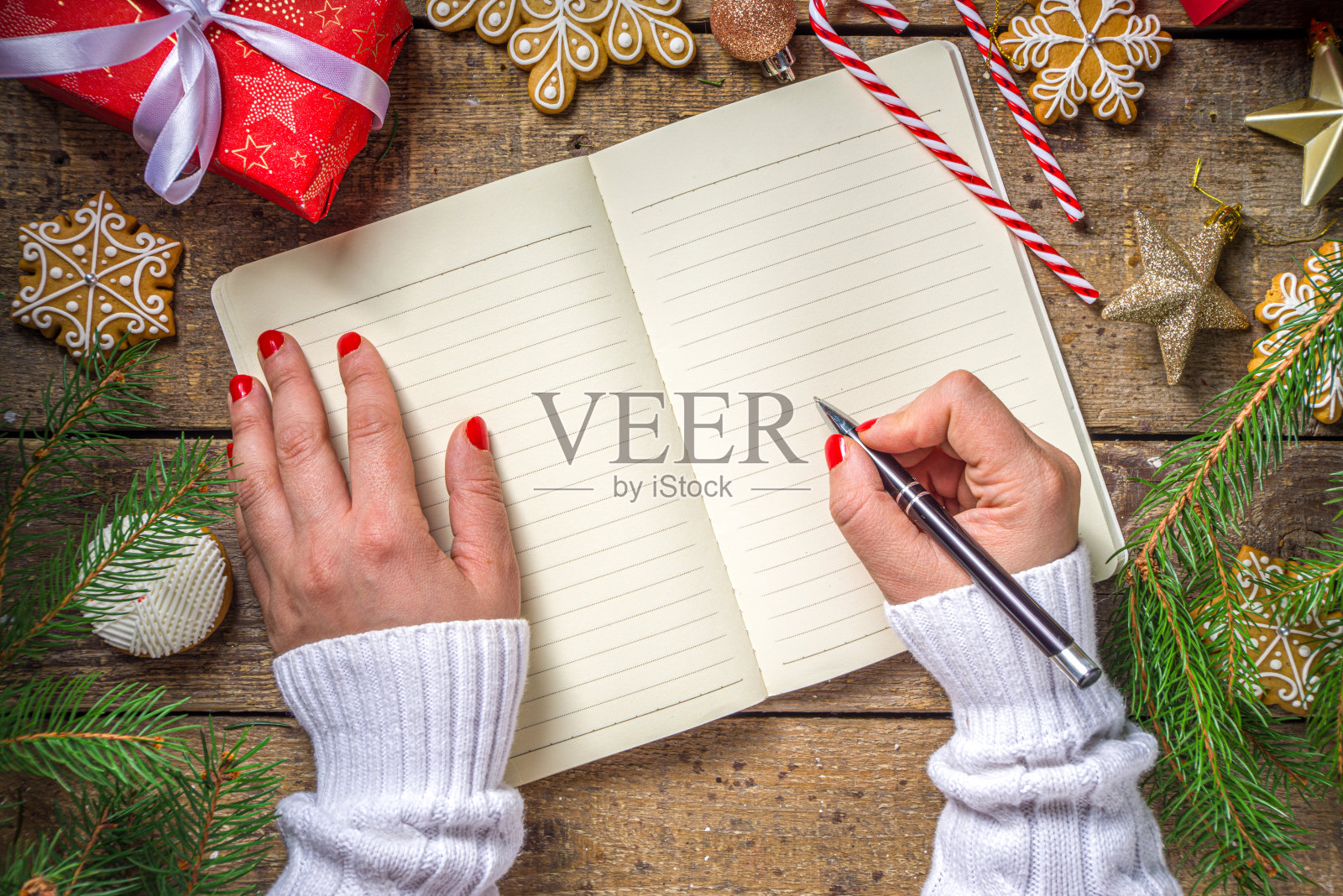 女人亲手写圣诞信照片摄影图片