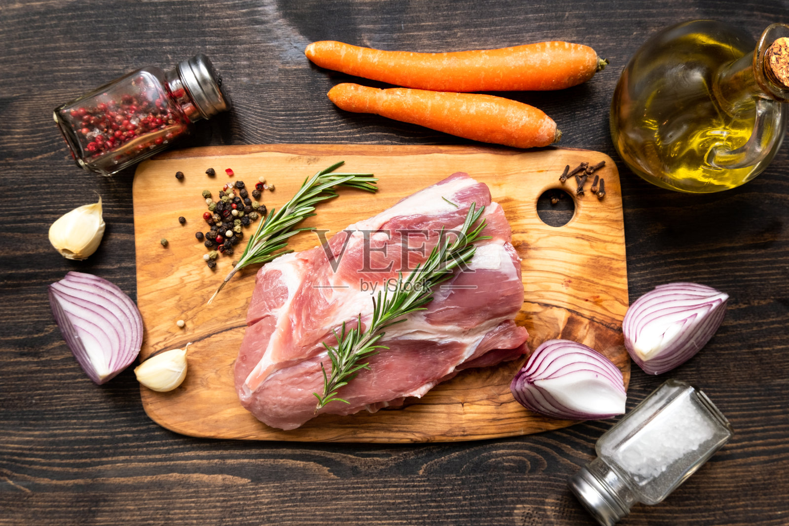 大块生肉和蔬菜放在木板上照片摄影图片