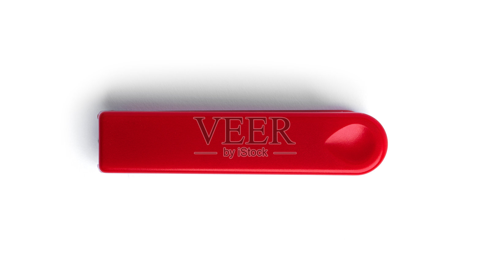 白色背景上的红色订书机照片摄影图片