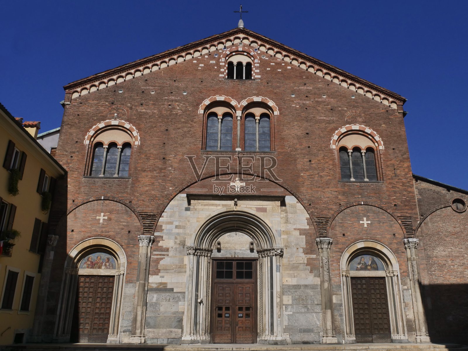 米兰圣辛普利亚诺大教堂。照片摄影图片