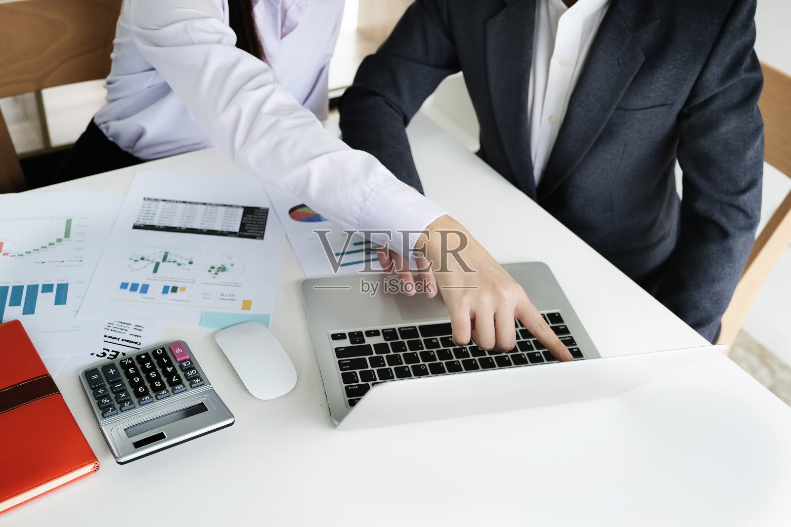 商人顾问描述了一个营销计划，为女性企业主制定商业战略。企业预算规划和研究概念。照片摄影图片