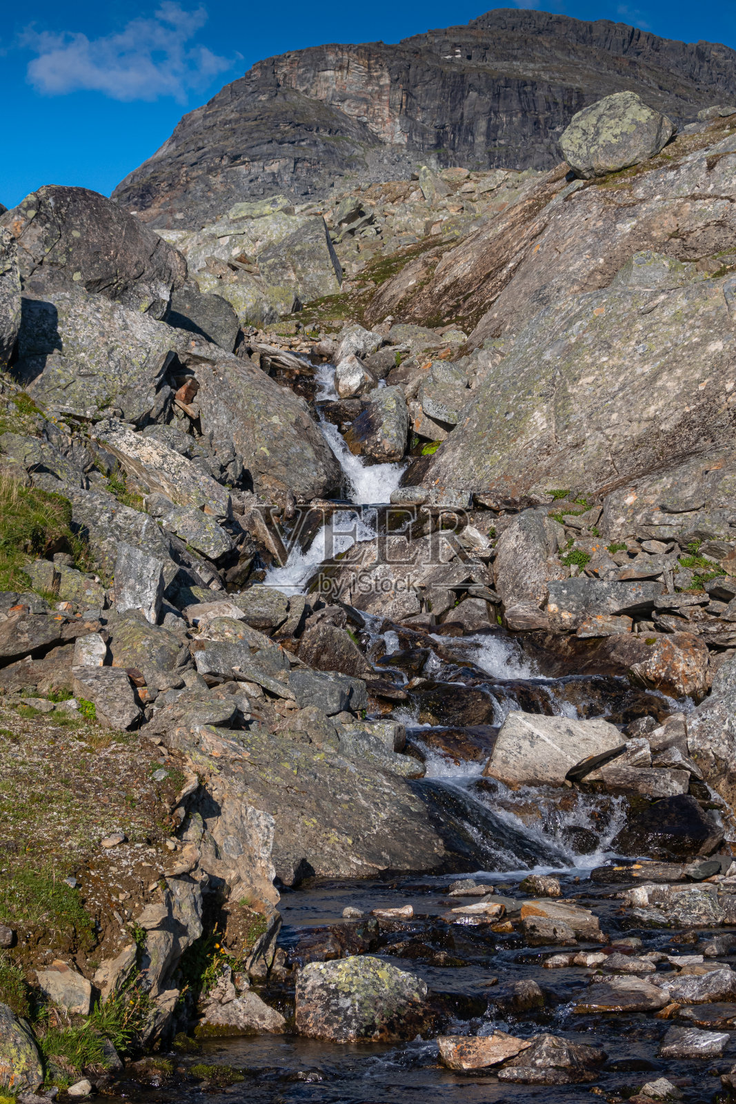 拉普兰北部的野生山溪照片摄影图片