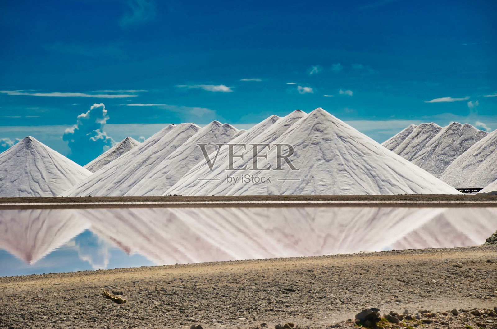 博内尔的盐塔，盐山照片摄影图片