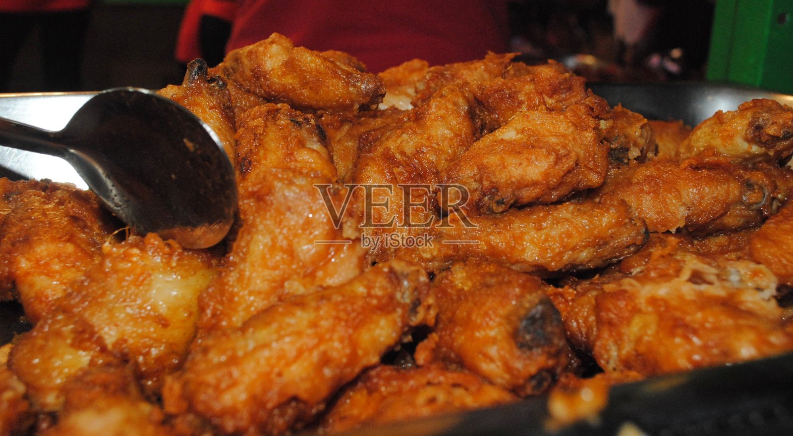 一堆炸过的鸡翅照片摄影图片