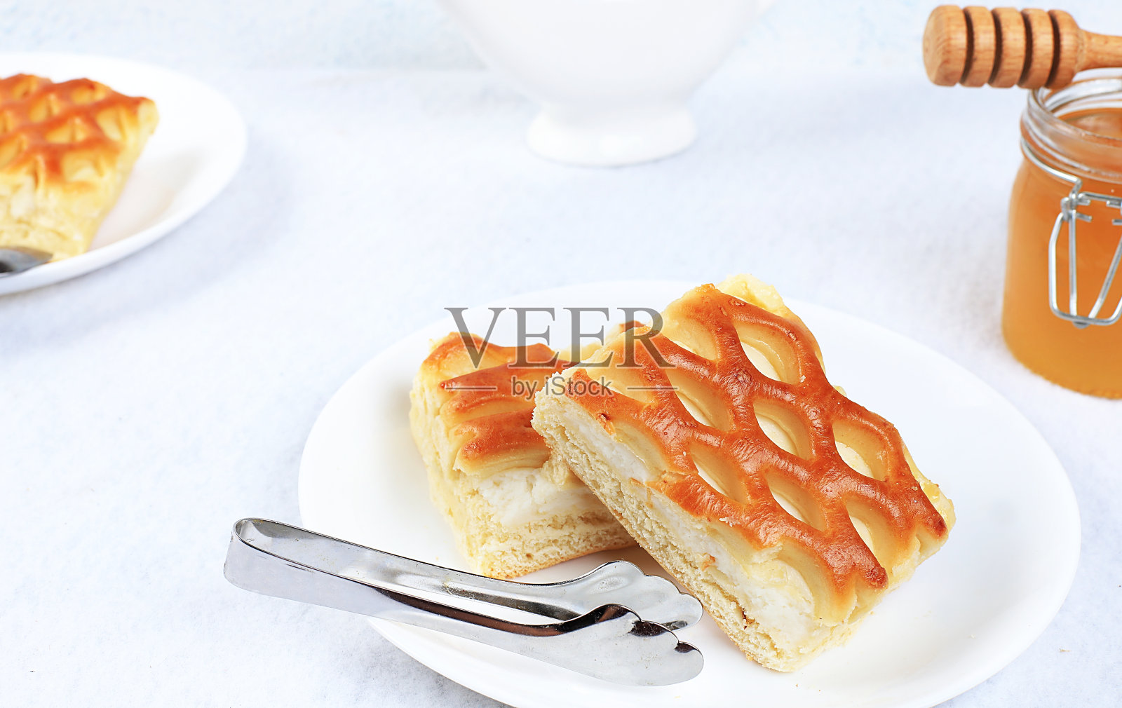 奶酪派，蜂蜜牛奶，芝士蛋糕，柳条面团。现代面包店的概念。健康的传统早餐,照片摄影图片