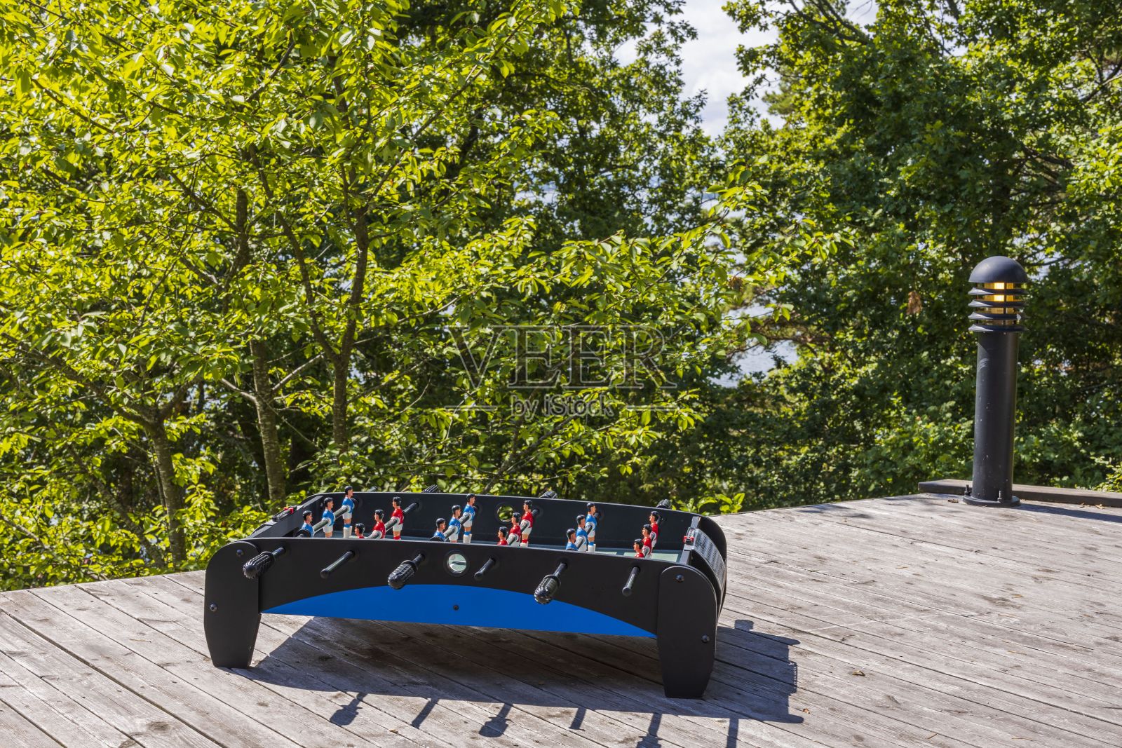 近距离观看旧桌上足球游戏在木制庭院。主场的概念。照片摄影图片