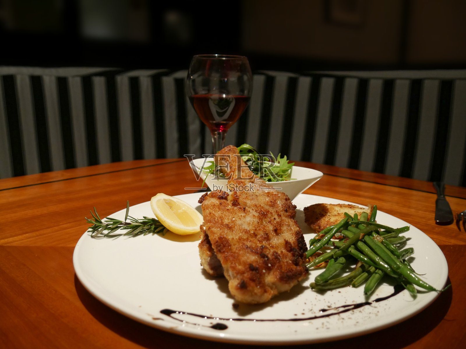 半只烤鸡配青豆和蔬菜，配红酒照片摄影图片