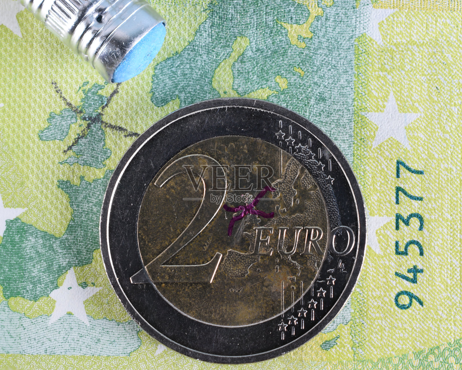 2欧元硬币和100钞票的特写显示英国脱欧照片摄影图片