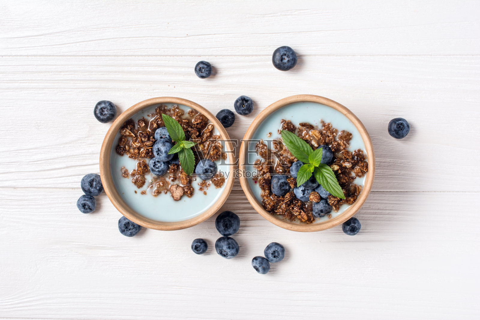 自制蓝酸奶配燕麦片或格兰诺拉麦片，新鲜蓝莓照片摄影图片