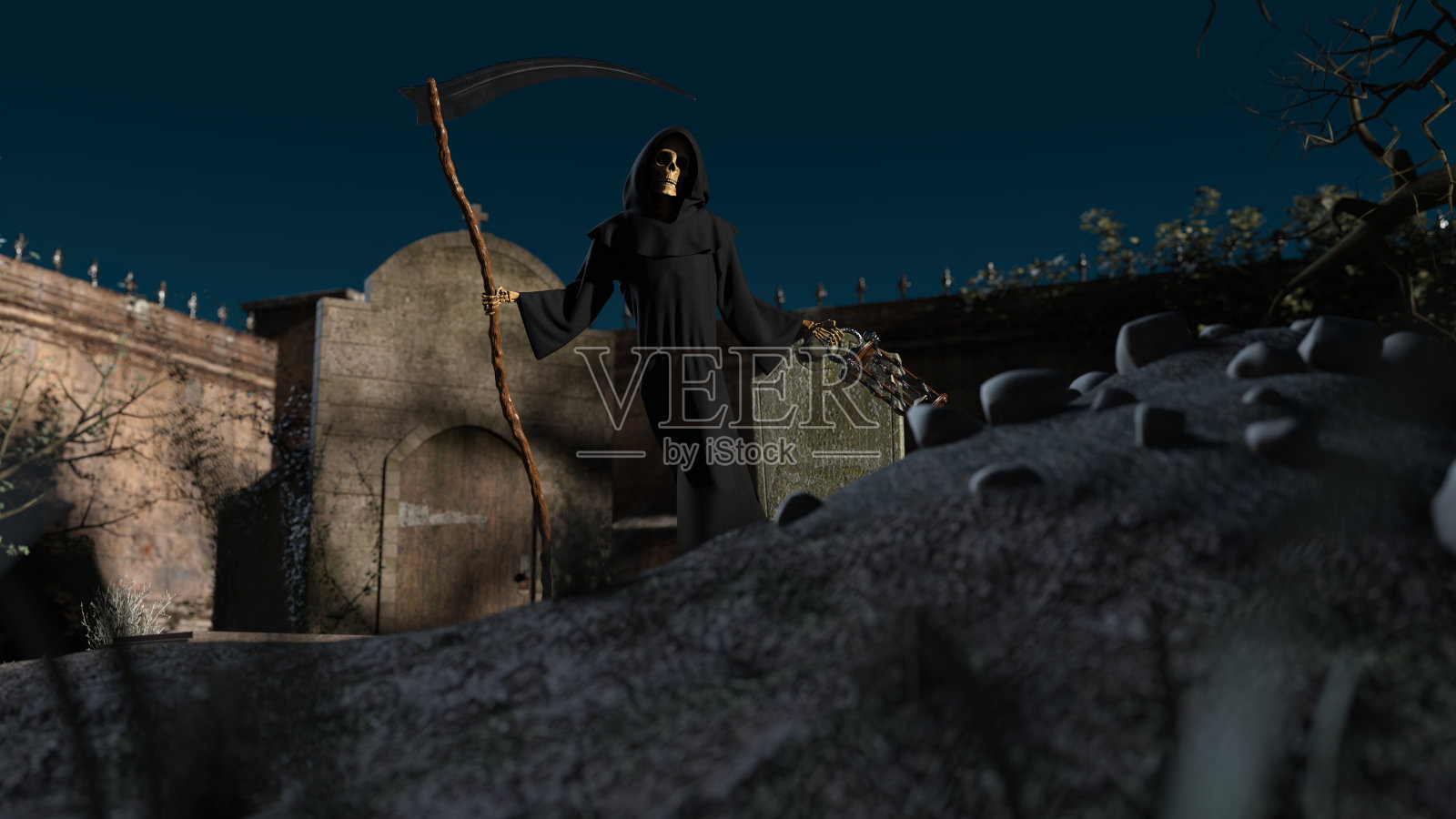 一个墓地和骷髅在兜帽站在它与镰刀在一个夜晚的背景照片摄影图片