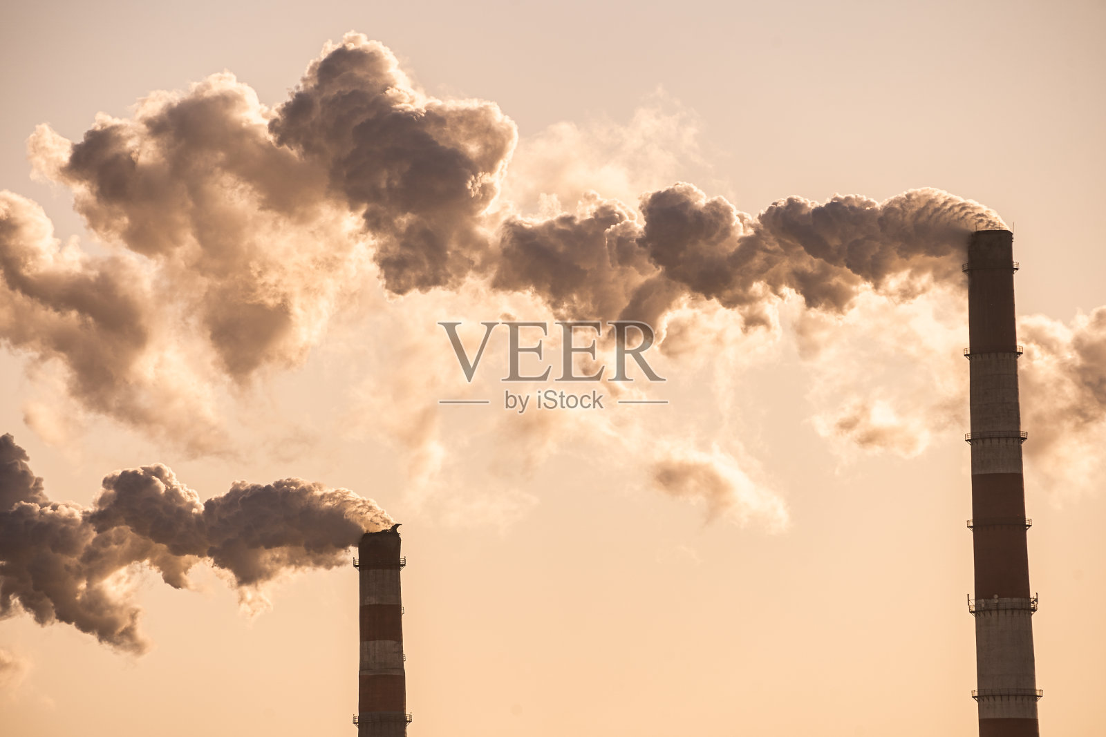 那家发电厂向大气中排放有害的黑烟。照片摄影图片