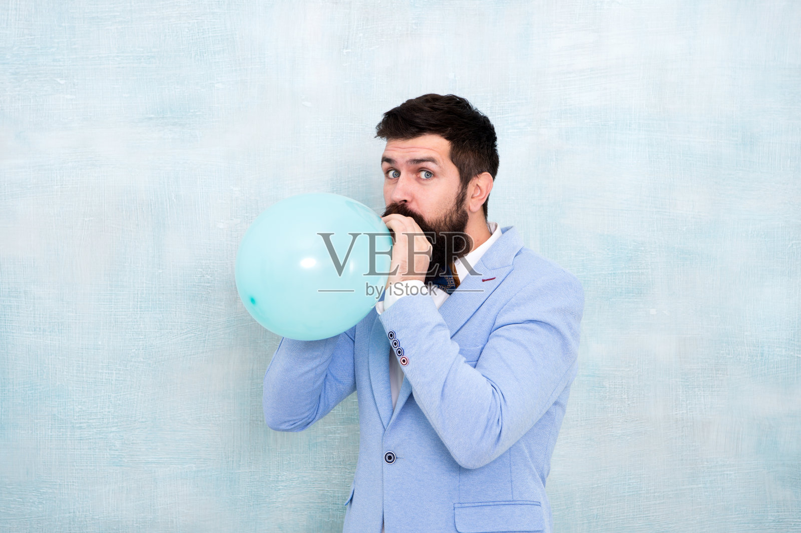男子新郎蓝色燕尾服领结拿着气球。婚礼的乐趣。留着胡子的新郎正在玩气球。我的快乐的一天。快乐的人心情愉快。乐趣和幸福的概念。让我们享受乐趣照片摄影图片