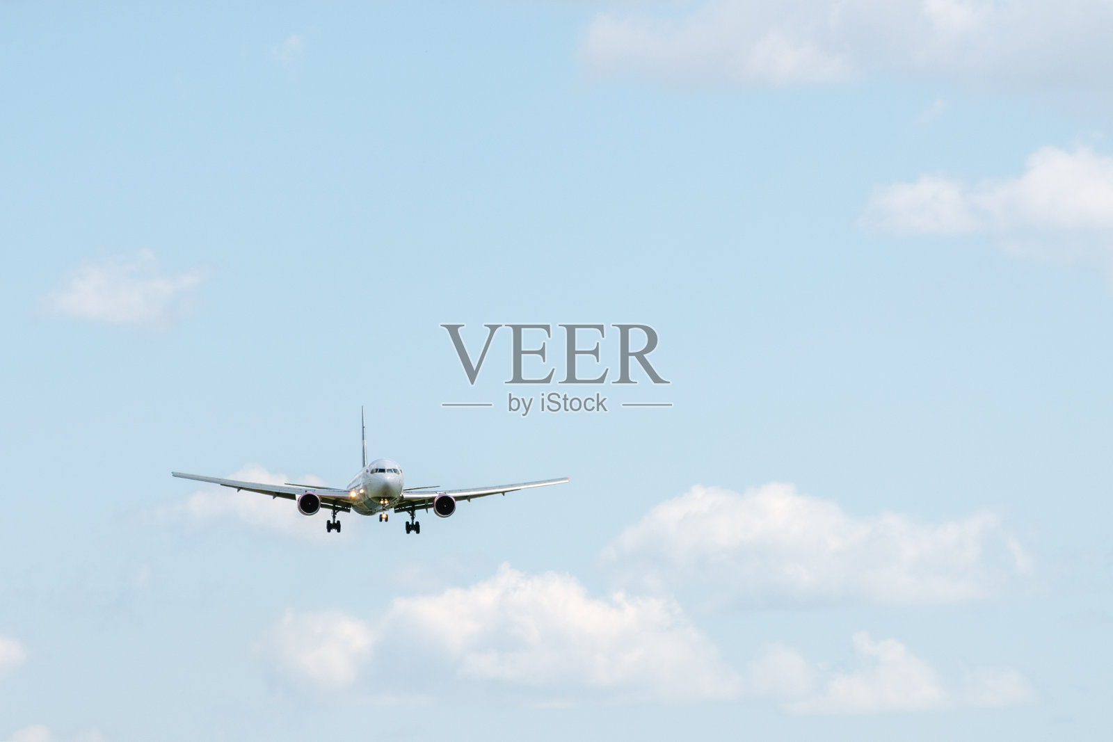 空中的飞机照片摄影图片