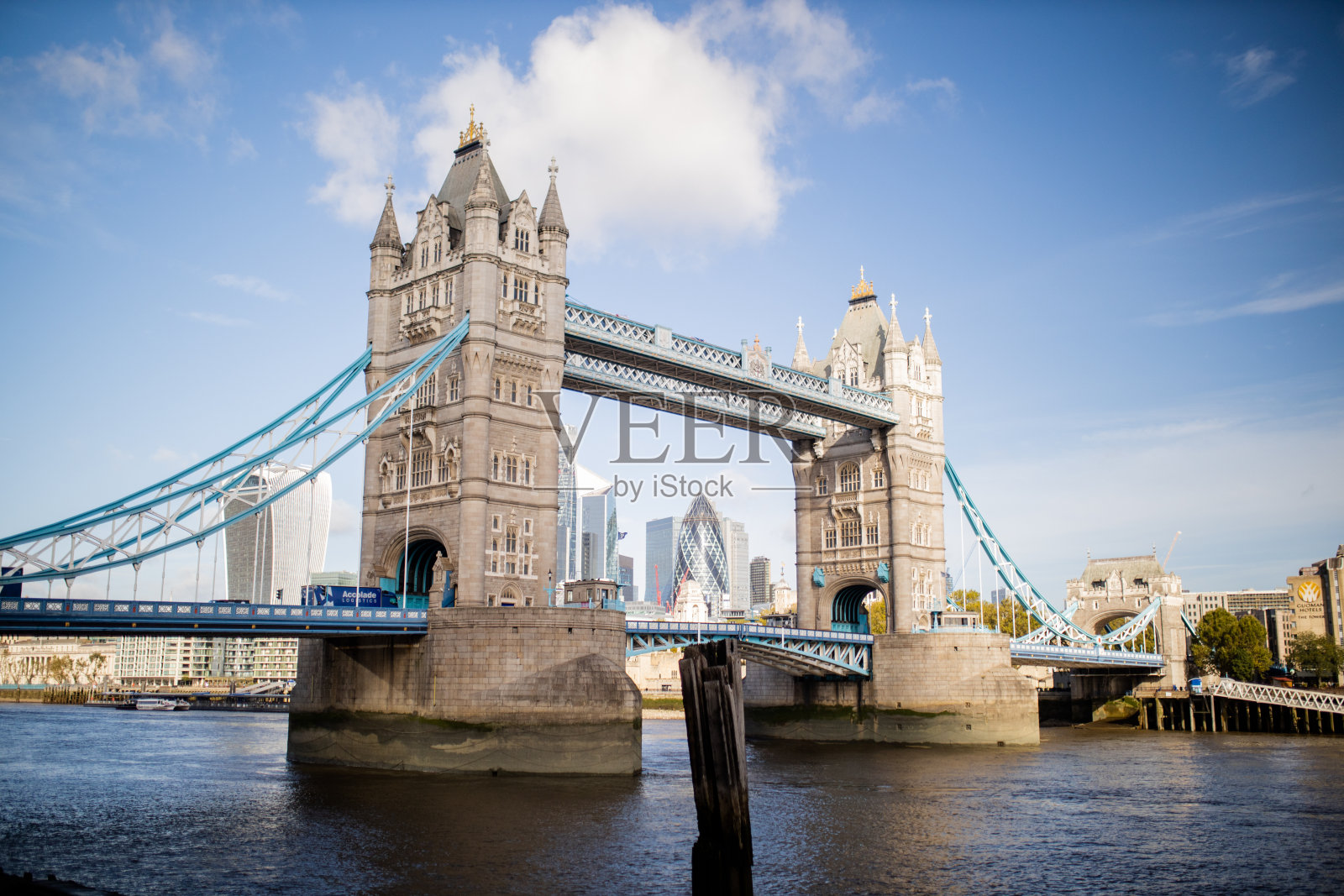 风景塔桥景观与城市景观和蓝天为背景照片摄影图片