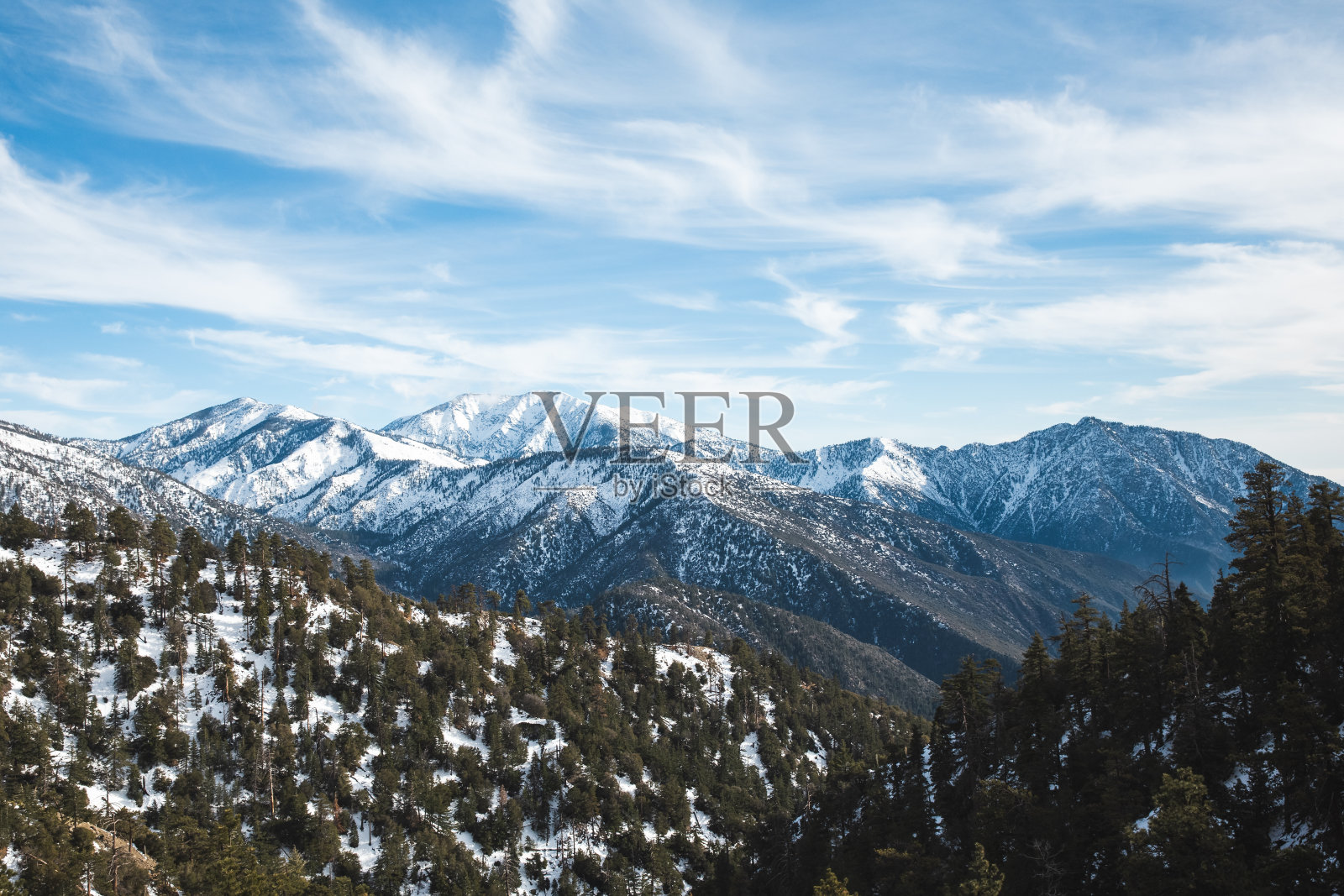 冬季的开始。山顶上刚下过雪照片摄影图片