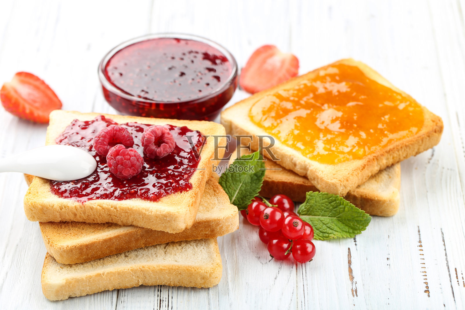 白色的木桌上放着果酱和新鲜浆果照片摄影图片