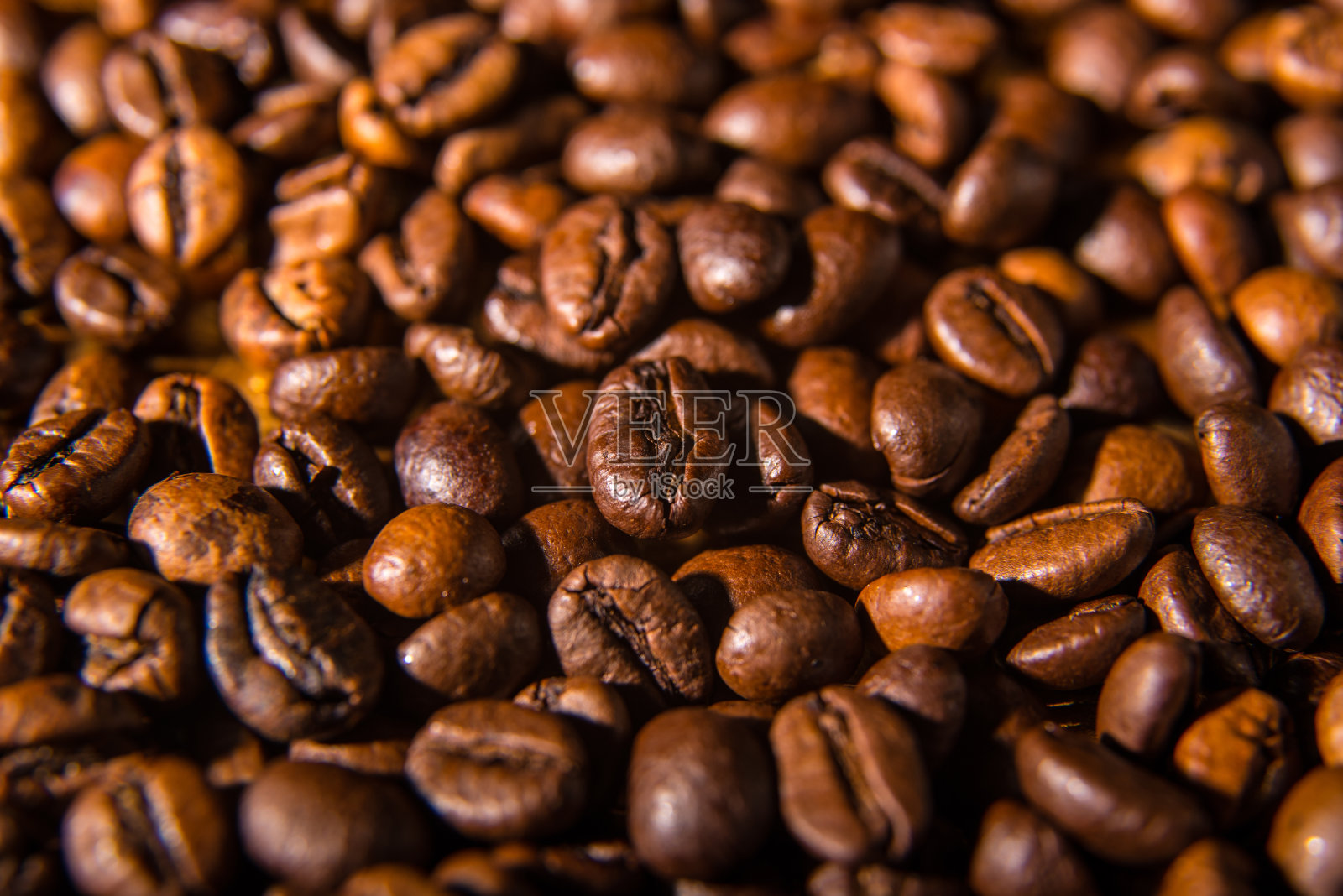 在银色背景上烘焙咖啡豆，特写，文字空间，墙纸，明信片，纹理，背景照片摄影图片