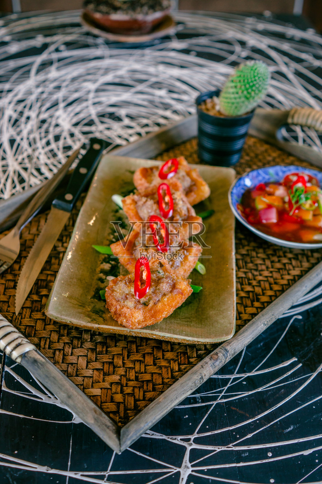 抹了肉末的油炸面包。泰国菜照片摄影图片