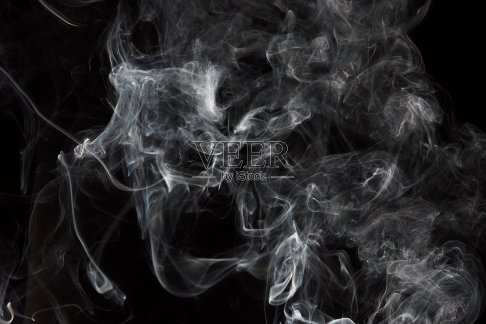 烟雾孤立在黑色背景上。白烟的运动照片摄影图片