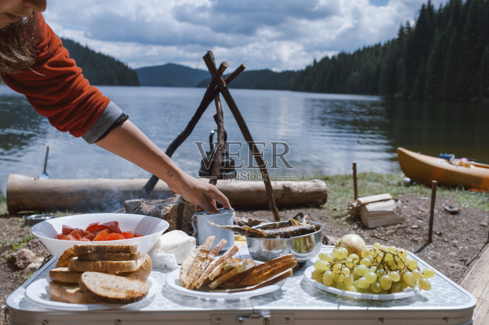 桌子满是健康和美味的食物，在山的背景照片摄影图片
