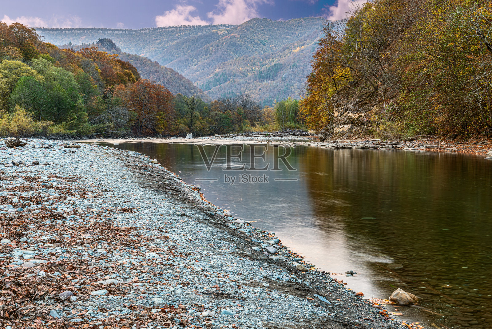 俄罗斯阿迪加共和国山区和森林中的贝拉亚河床照片摄影图片