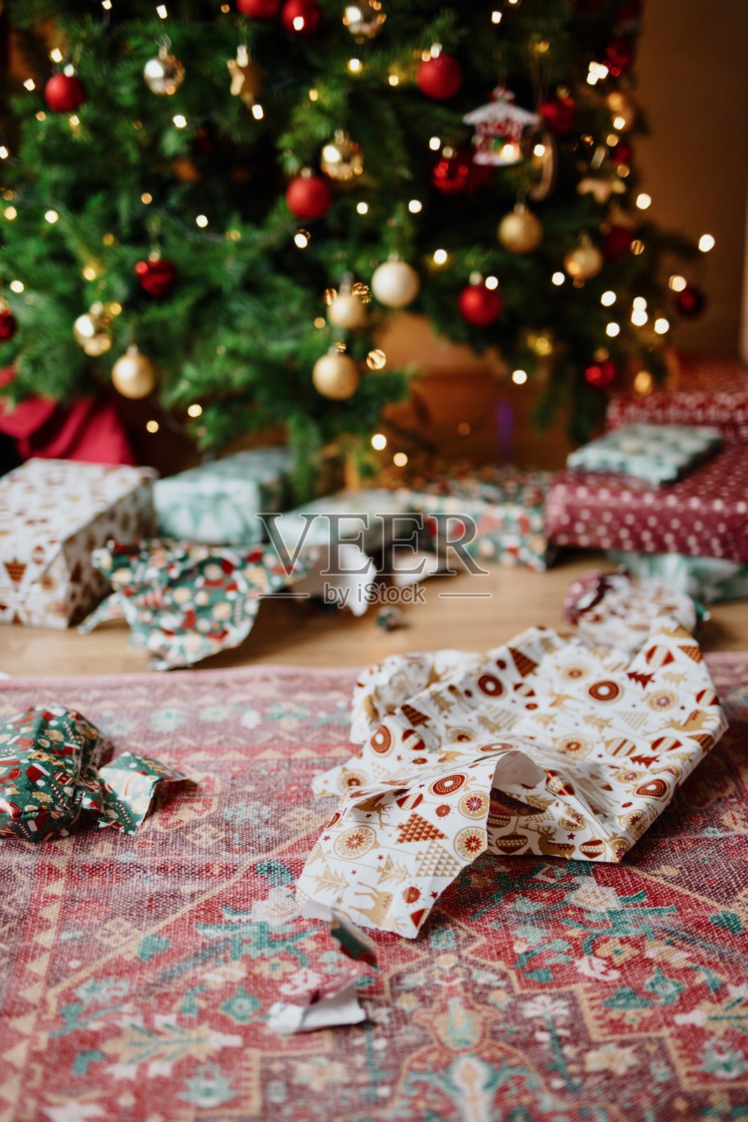 有礼物和包装纸的圣诞树照片摄影图片