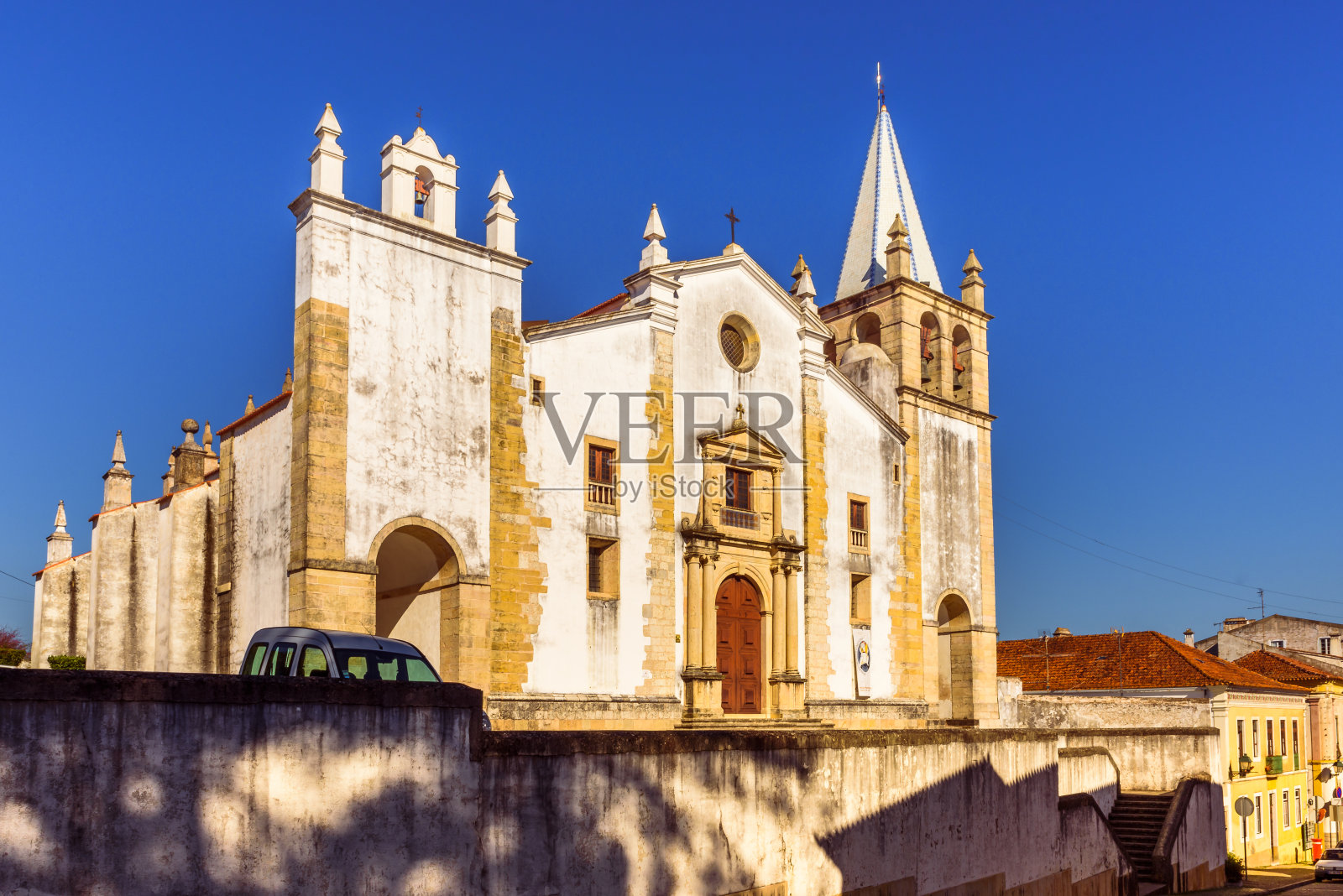 São维森特教堂的正面视图，照片摄影图片