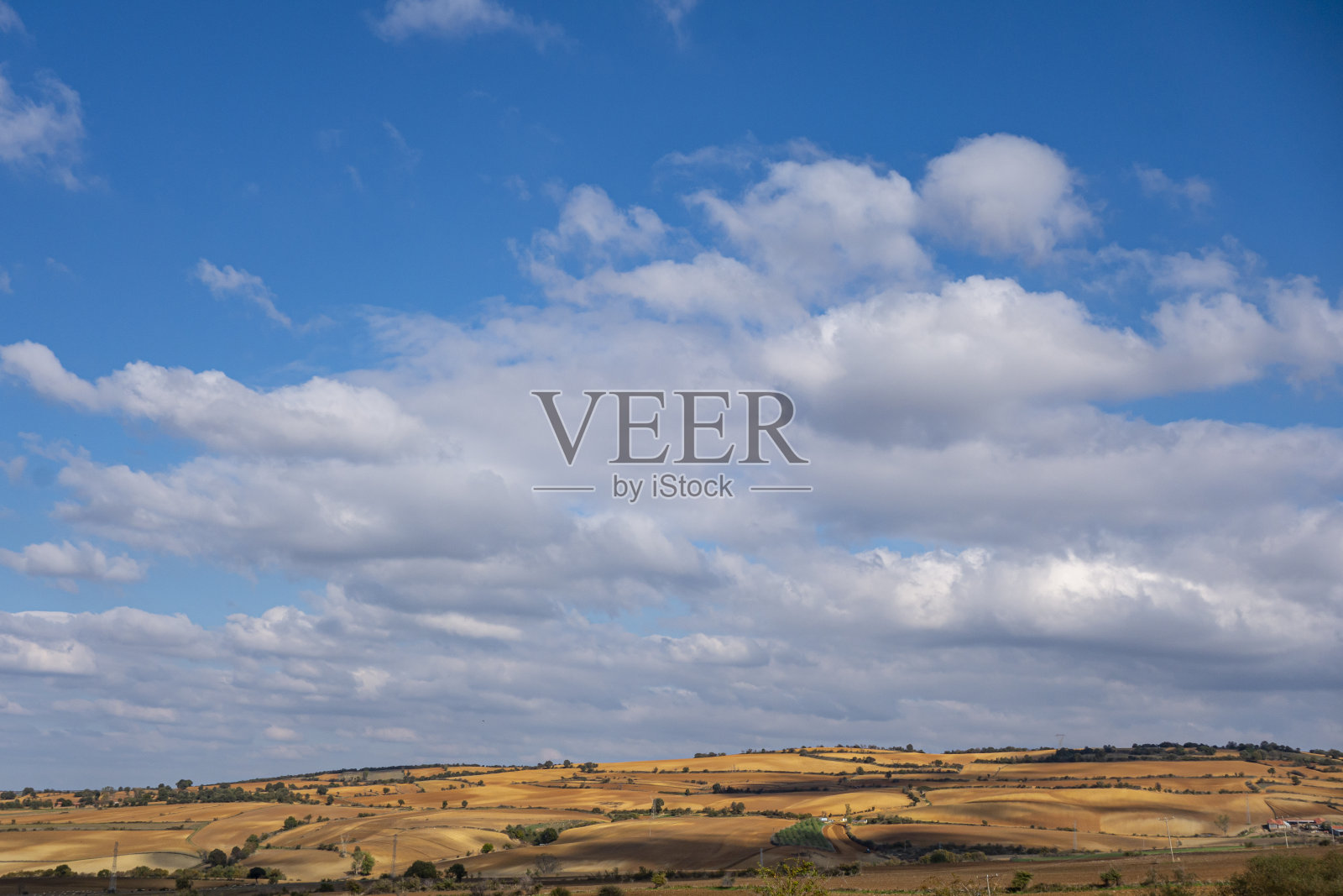 碧蓝的天空俯瞰着辽阔的草原，秋高气爽的风景照片摄影图片