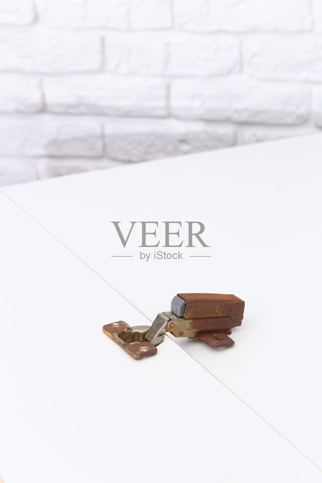 立法会里生锈的铰链照片摄影图片