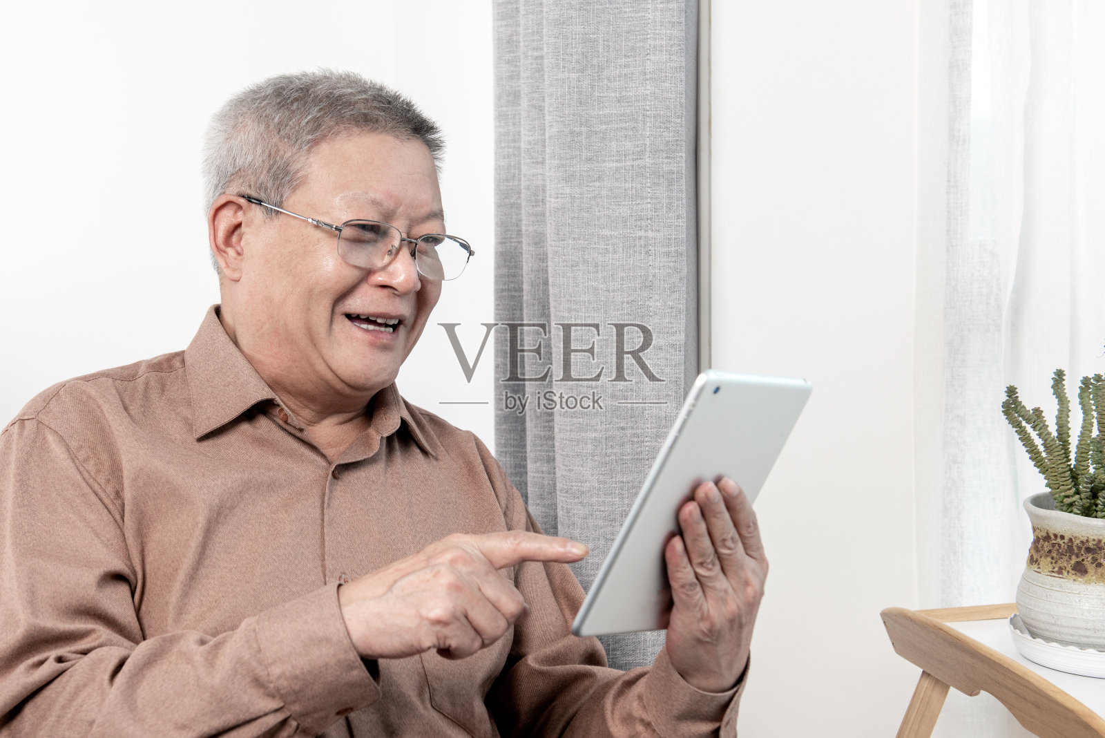 老人们在看平板电脑照片摄影图片