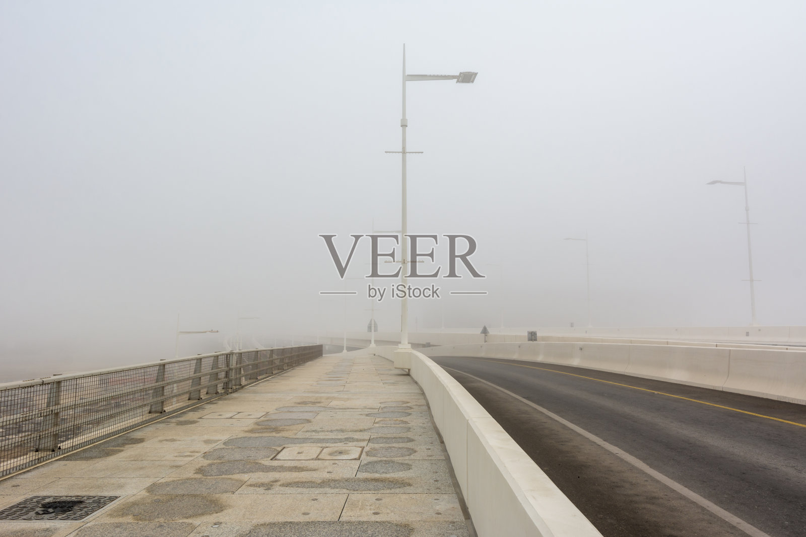 阿布扎比雾中高速公路与灯柱照片摄影图片