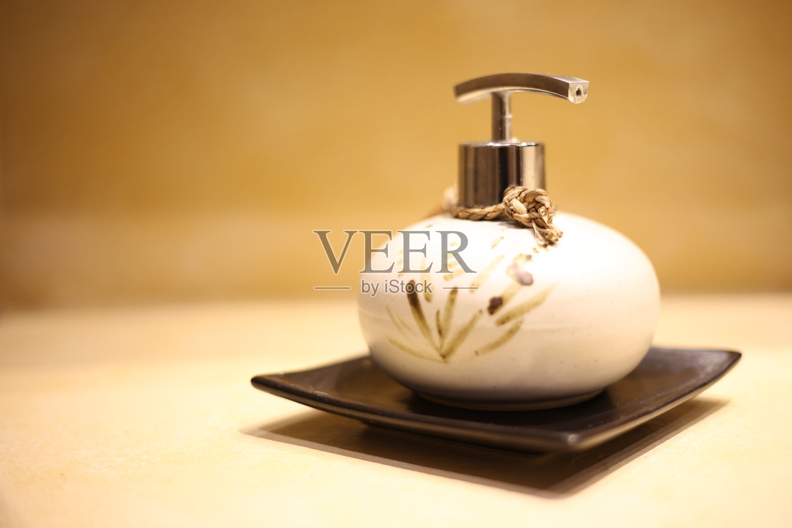 香皂瓶在现代豪华浴室，日式风格设计，放松和放松照片摄影图片