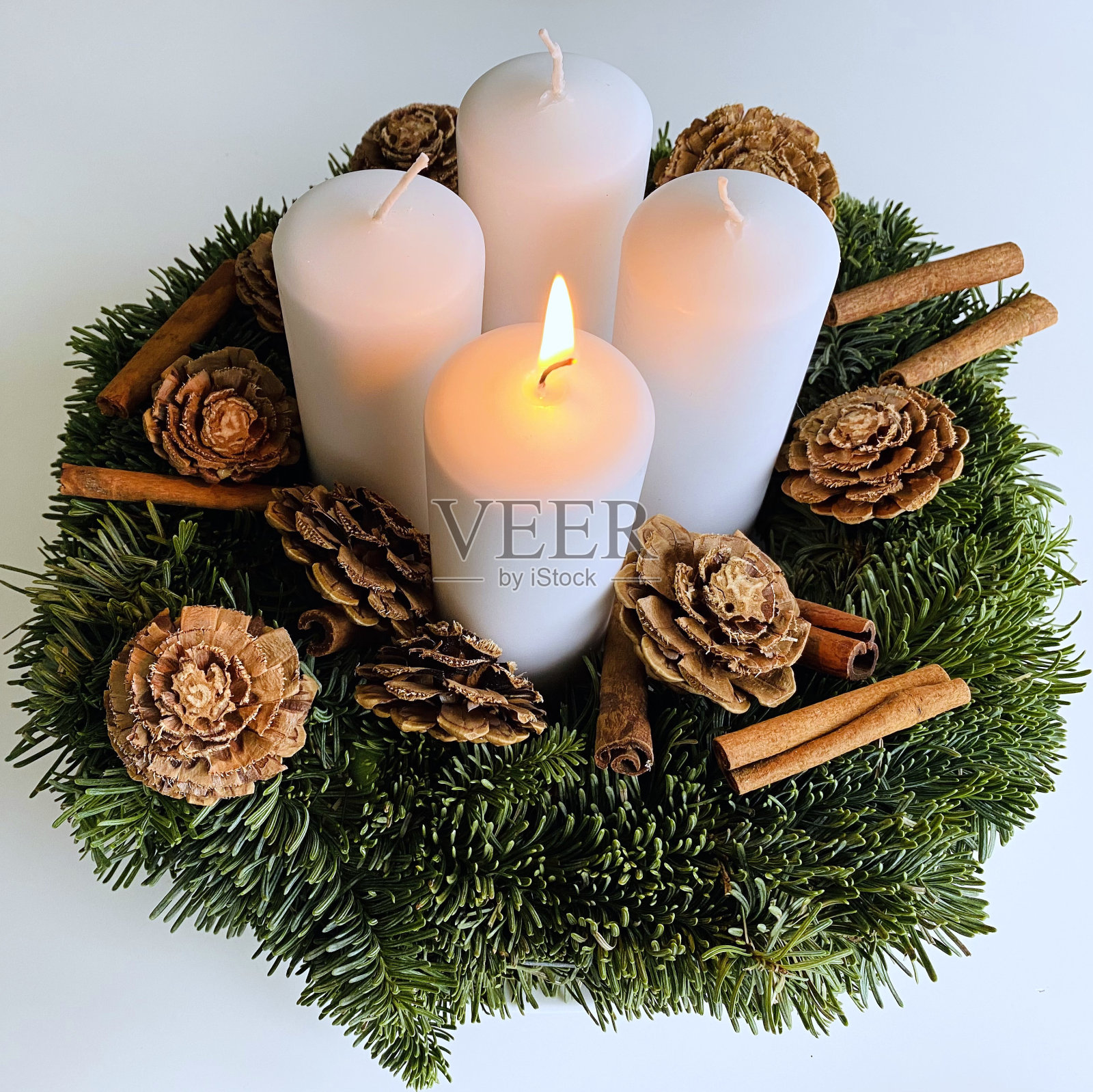 点燃降临节花环上的第一支蜡烛照片摄影图片