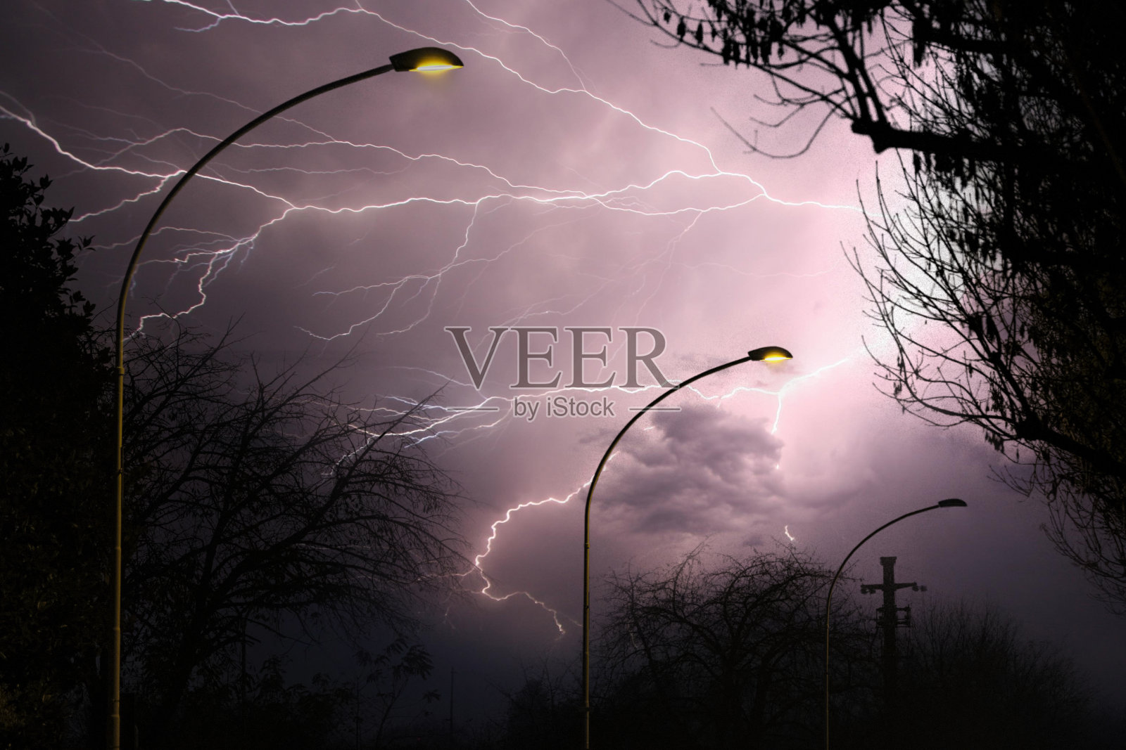 路灯在雷雨交加的夜里照片摄影图片