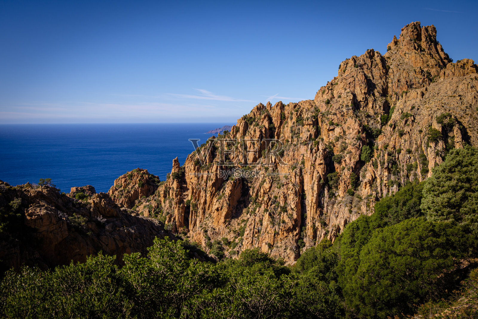 位于法国科西嘉岛西海岸波尔图湾北部的皮亚那Calanche de Piana奇特景观中的岩层。照片摄影图片