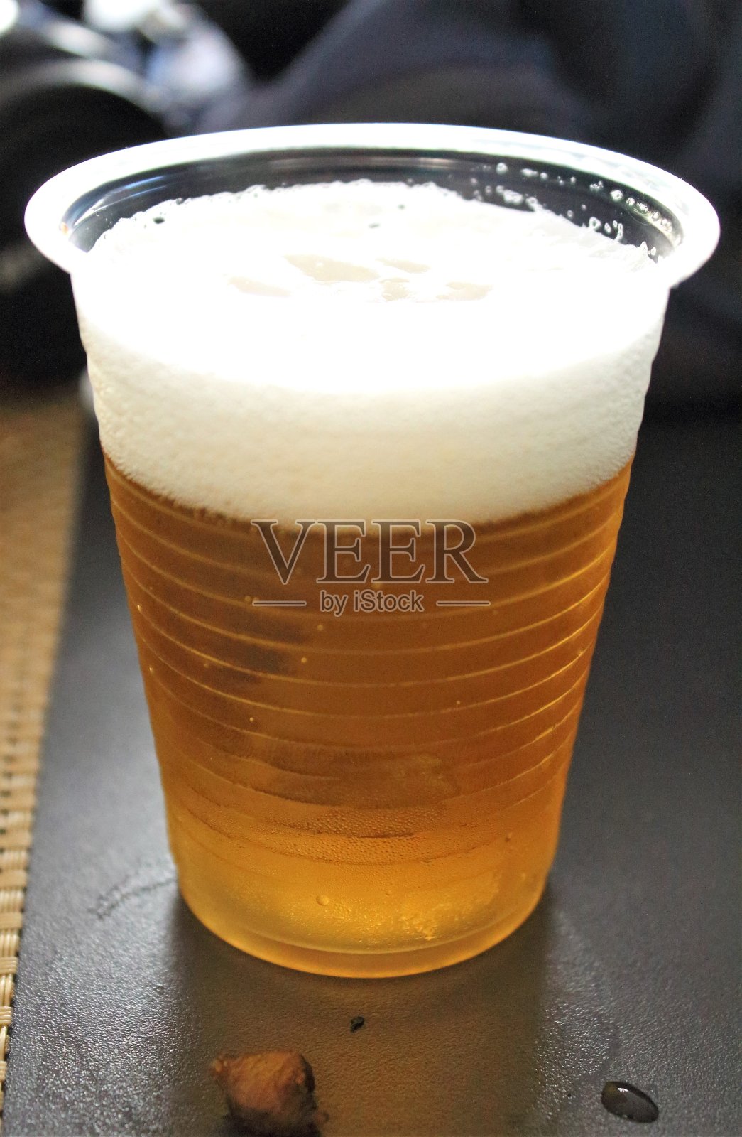 一杯有泡沫的金色啤酒照片摄影图片