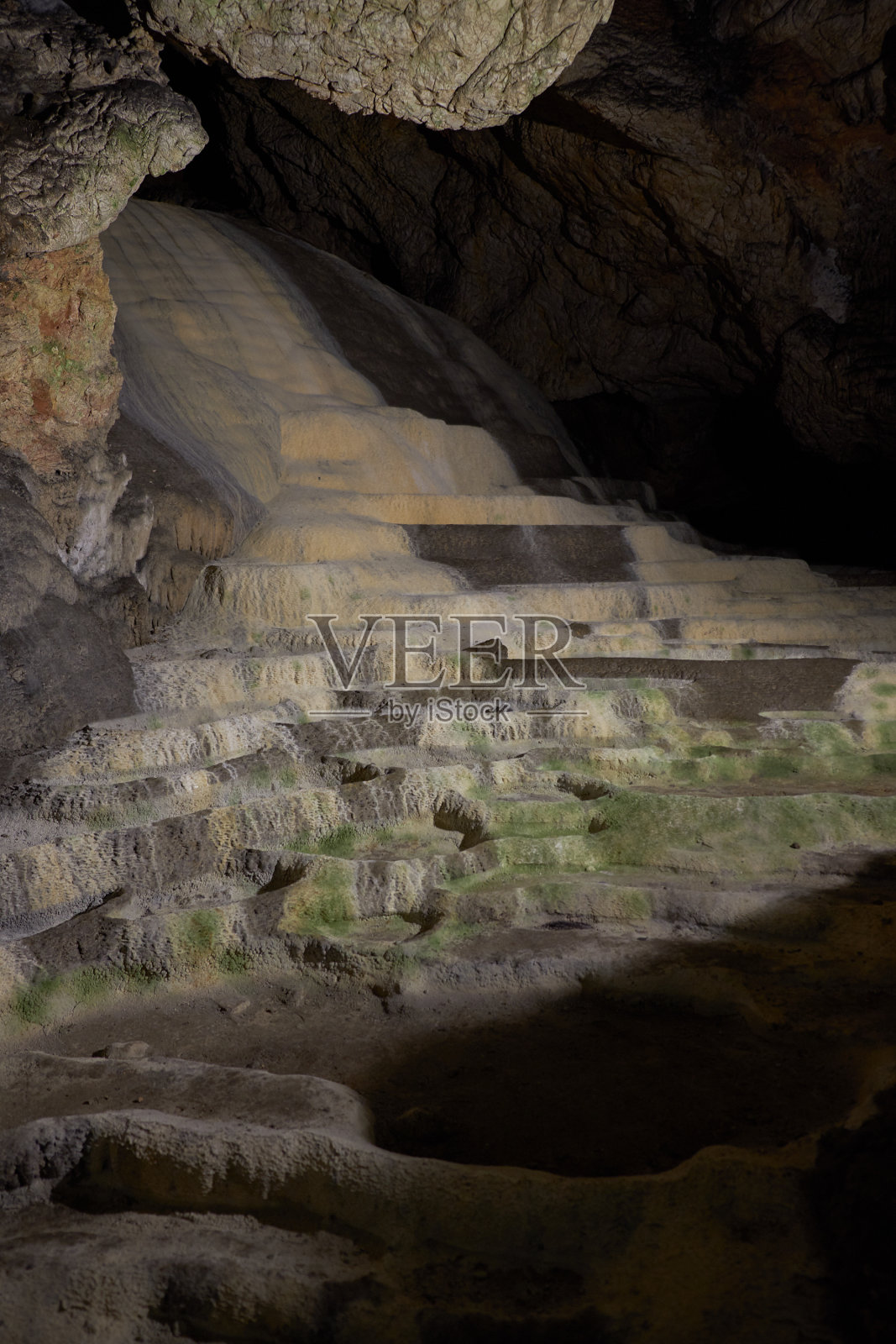 拉扎尔洞穴(Zlotska洞穴)，塞尔维亚探索时间最长的洞穴照片摄影图片