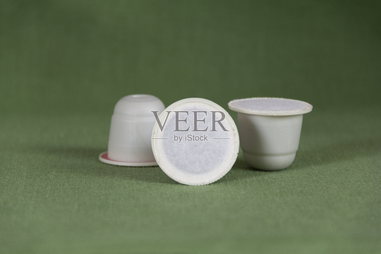 三个可堆肥的咖啡胶囊照片摄影图片