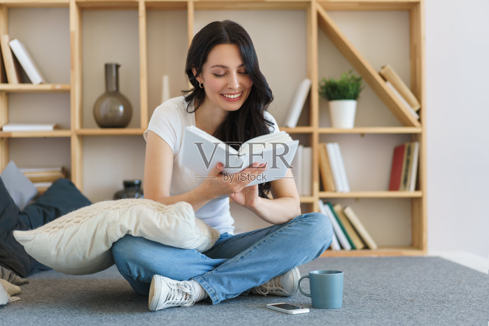 可爱的年轻女子在周末坐在家里看书照片摄影图片