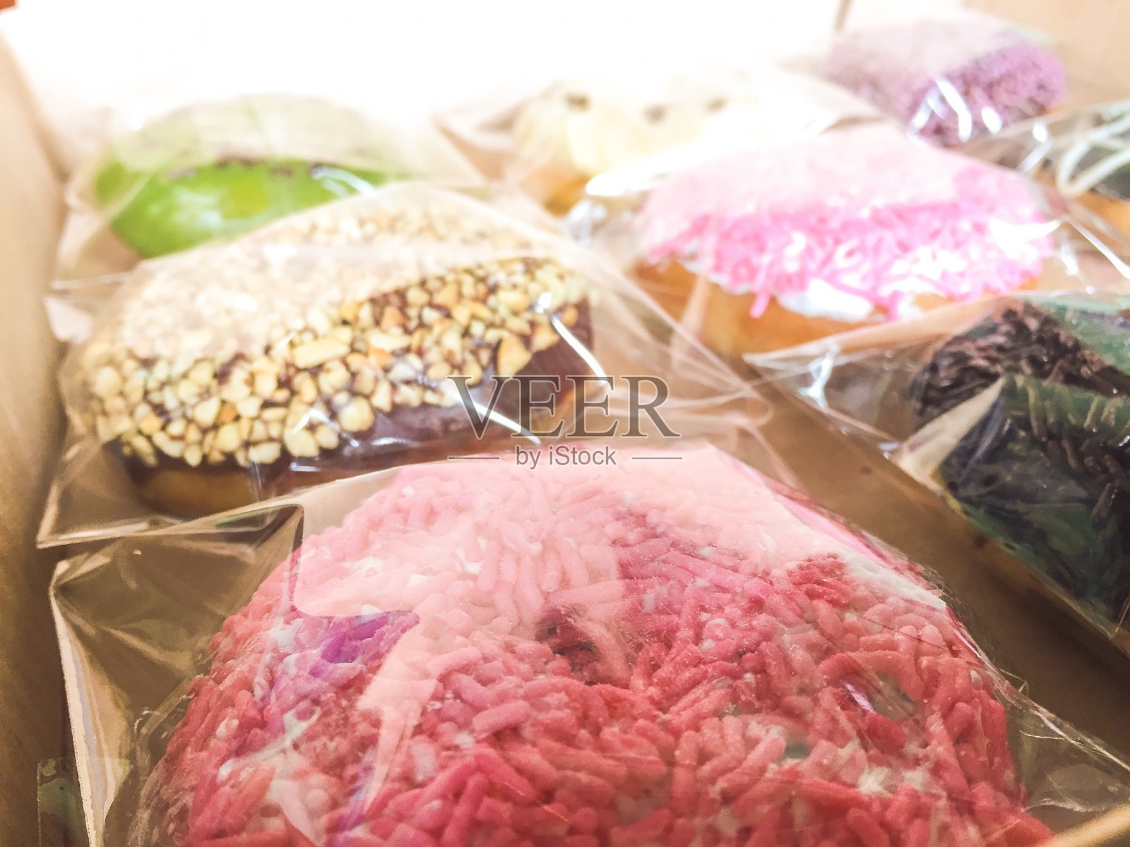 打甜甜圈照片摄影图片