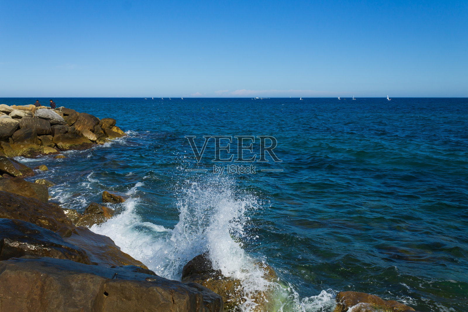 意大利圣雷莫市，海浪拍打着岩石照片摄影图片