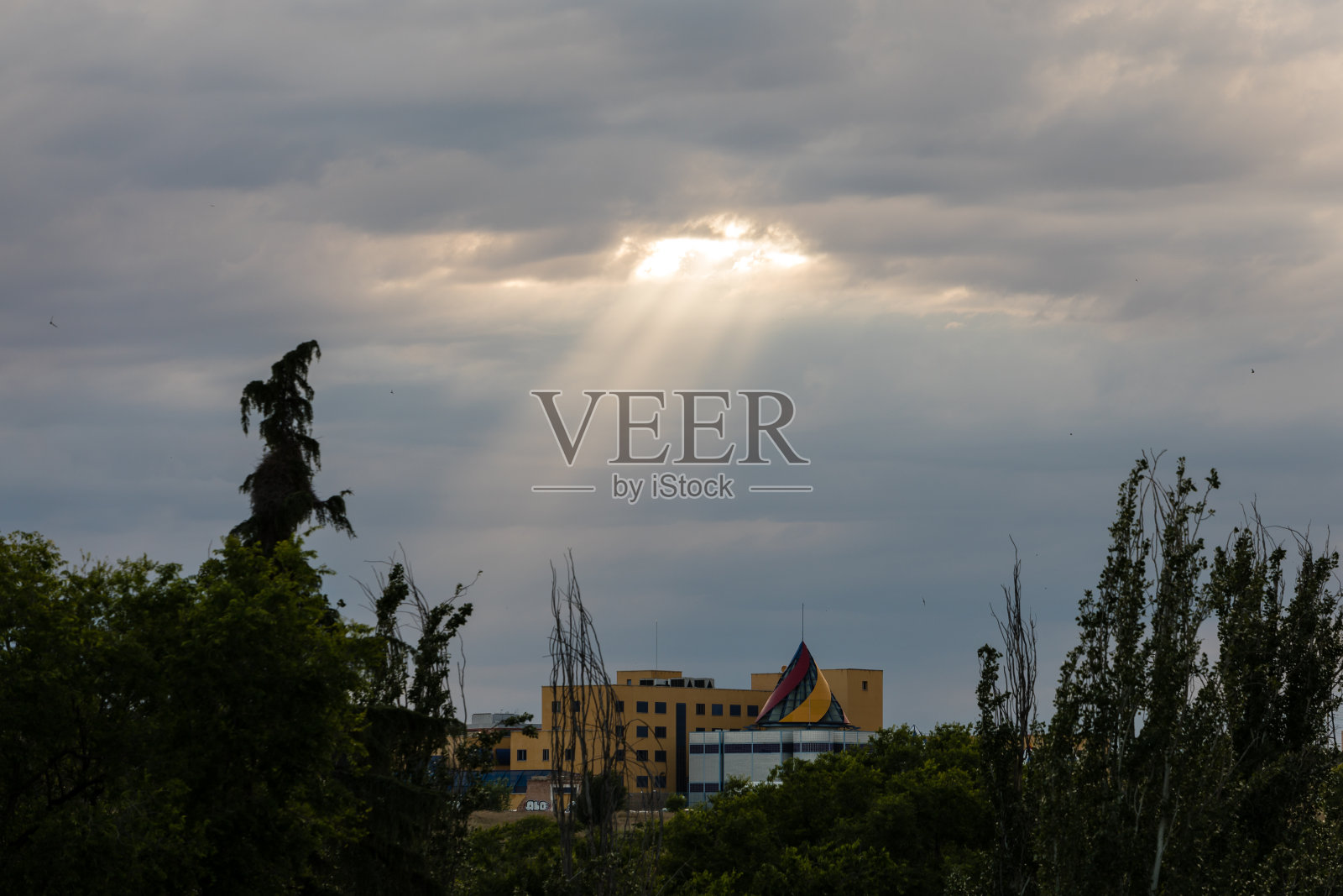 马德里的日出商业大厦剪影照片摄影图片