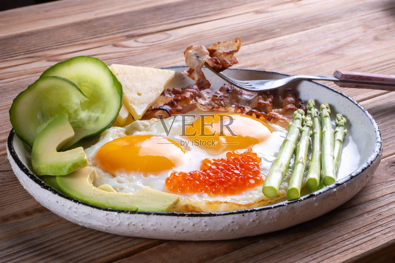 近距离观看生酮饮食早餐在白色盘子与叉子在乡村背景照片摄影图片