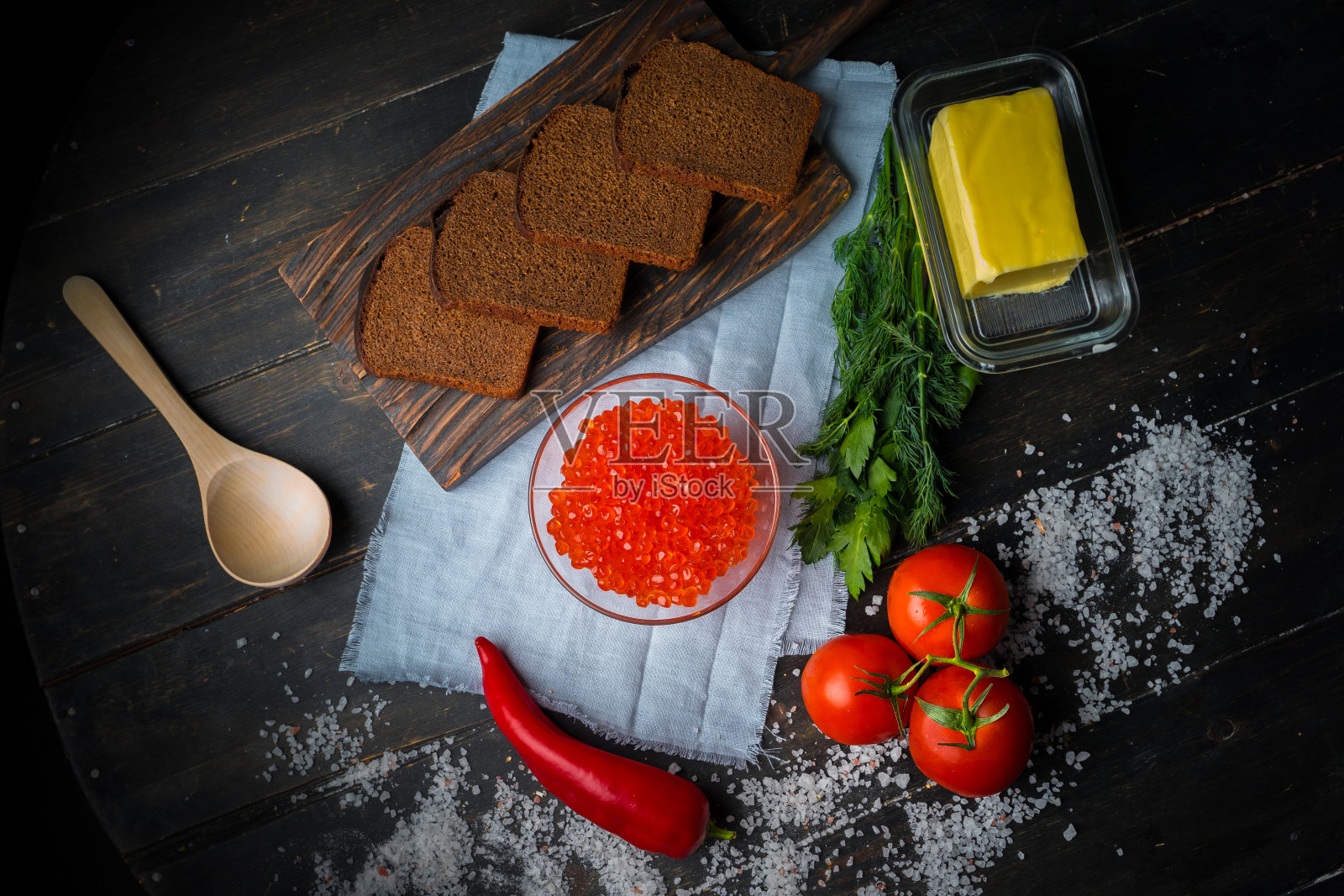 把三文鱼鱼子酱放在玻璃碗里照片摄影图片