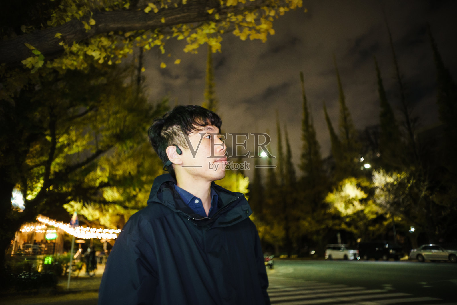 秋夜银杏树巷中的亚洲男人户外肖像照片摄影图片
