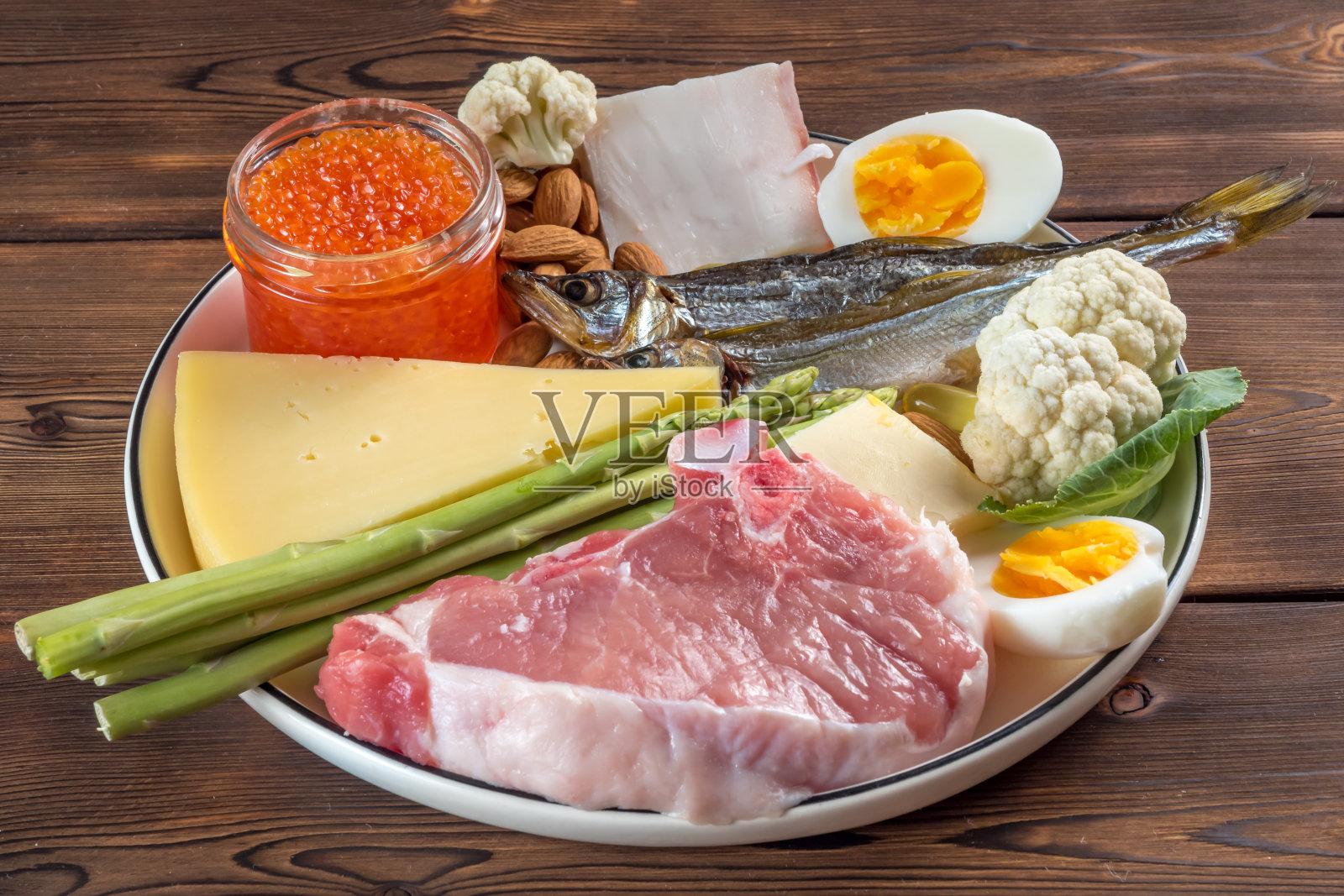 选择良好的脂肪来源的生酮饮食产品在一个木制的背景。照片摄影图片